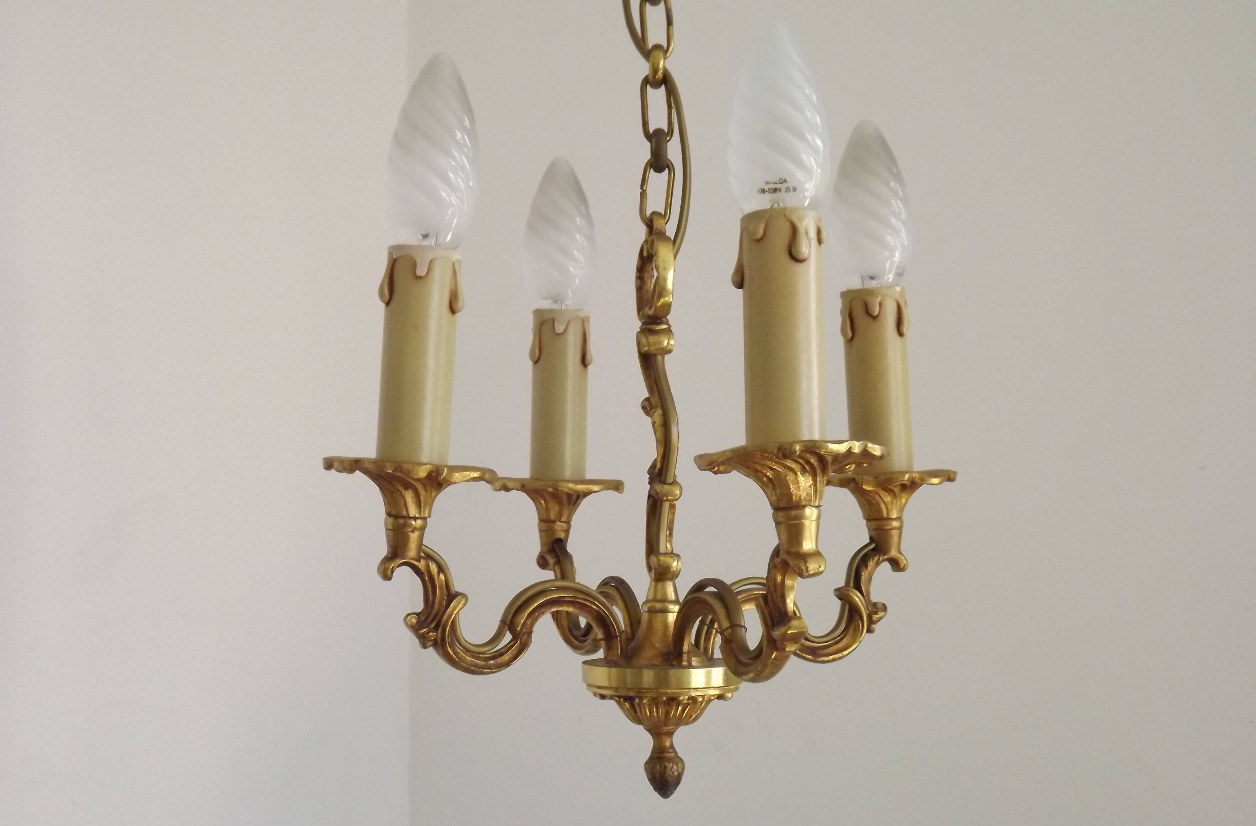 Chandelier en bronze à 4 lumières avec feuilles d'acanthe enroulées de style Art Nouveau vintage français