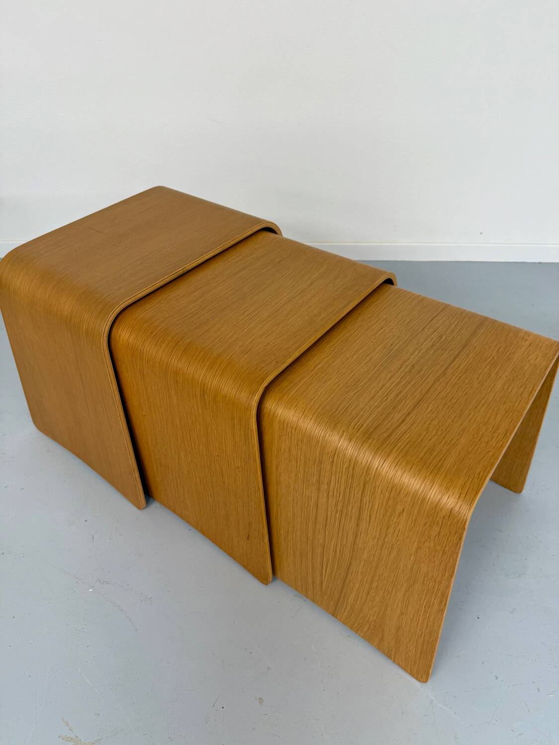 Set of 3 nesting coffee tables in thermoformed wood, 80s design