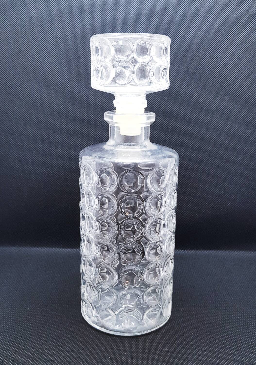 Carafe sphérique en verre taillé