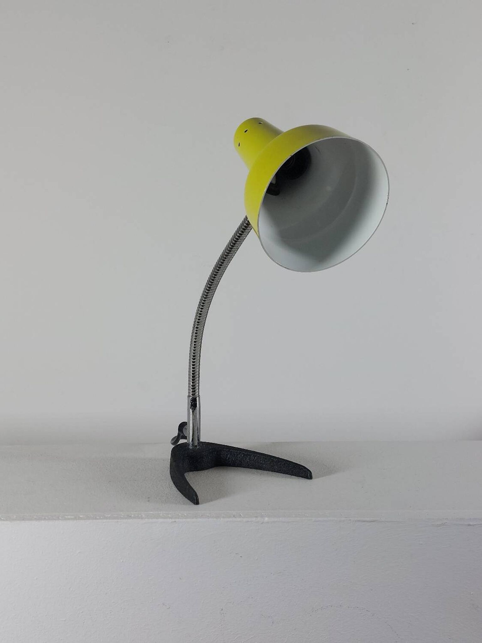 Lampe de table en métal jaune-vert, années 50