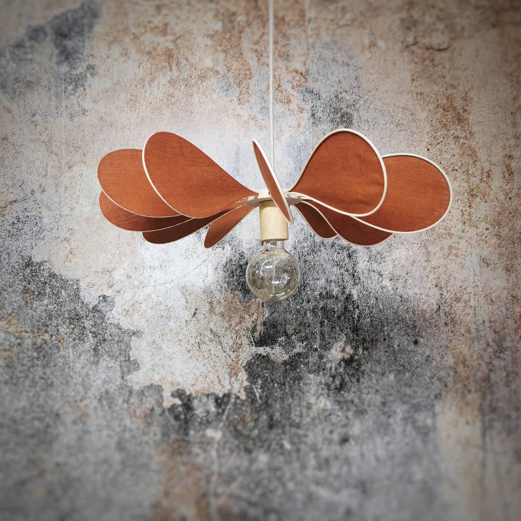 12-blade propeller suspension in rattan and terracotta linen