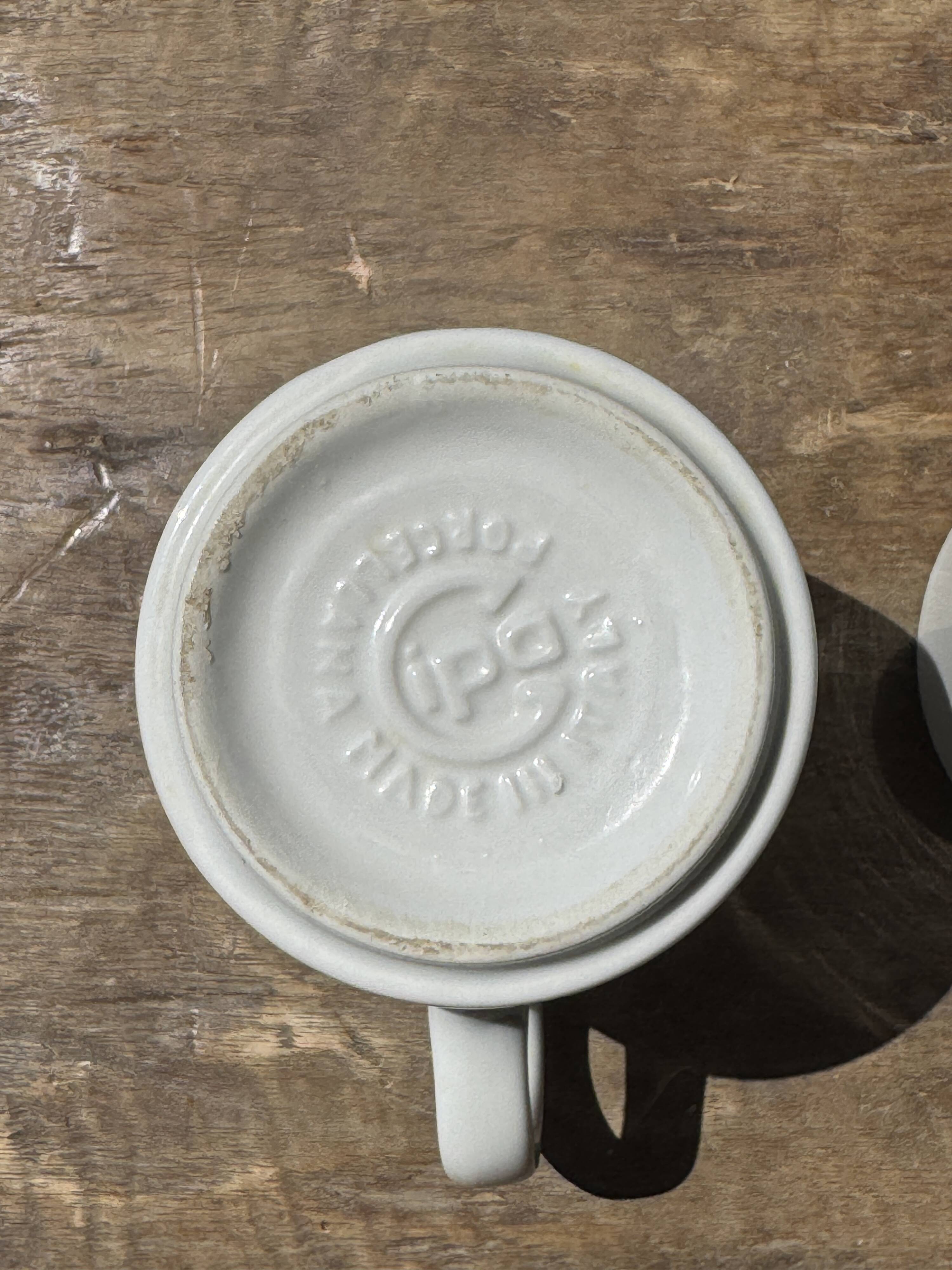 Pair of mugs with stylized Italian women motifs