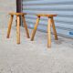 Paire de tabourets tripodes en bois massif