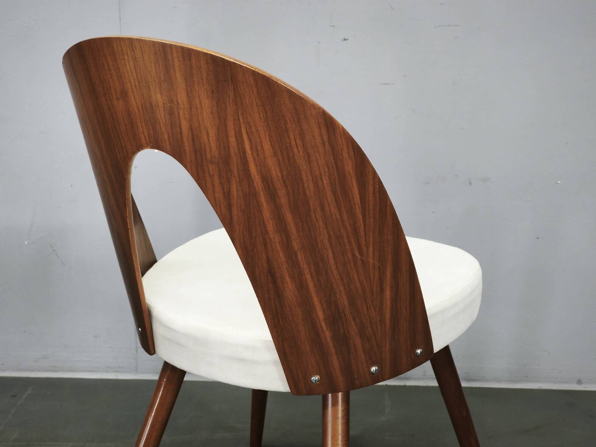 Ensemble de quatre chaises restaurées d'Antonin Suman des années 1960.
