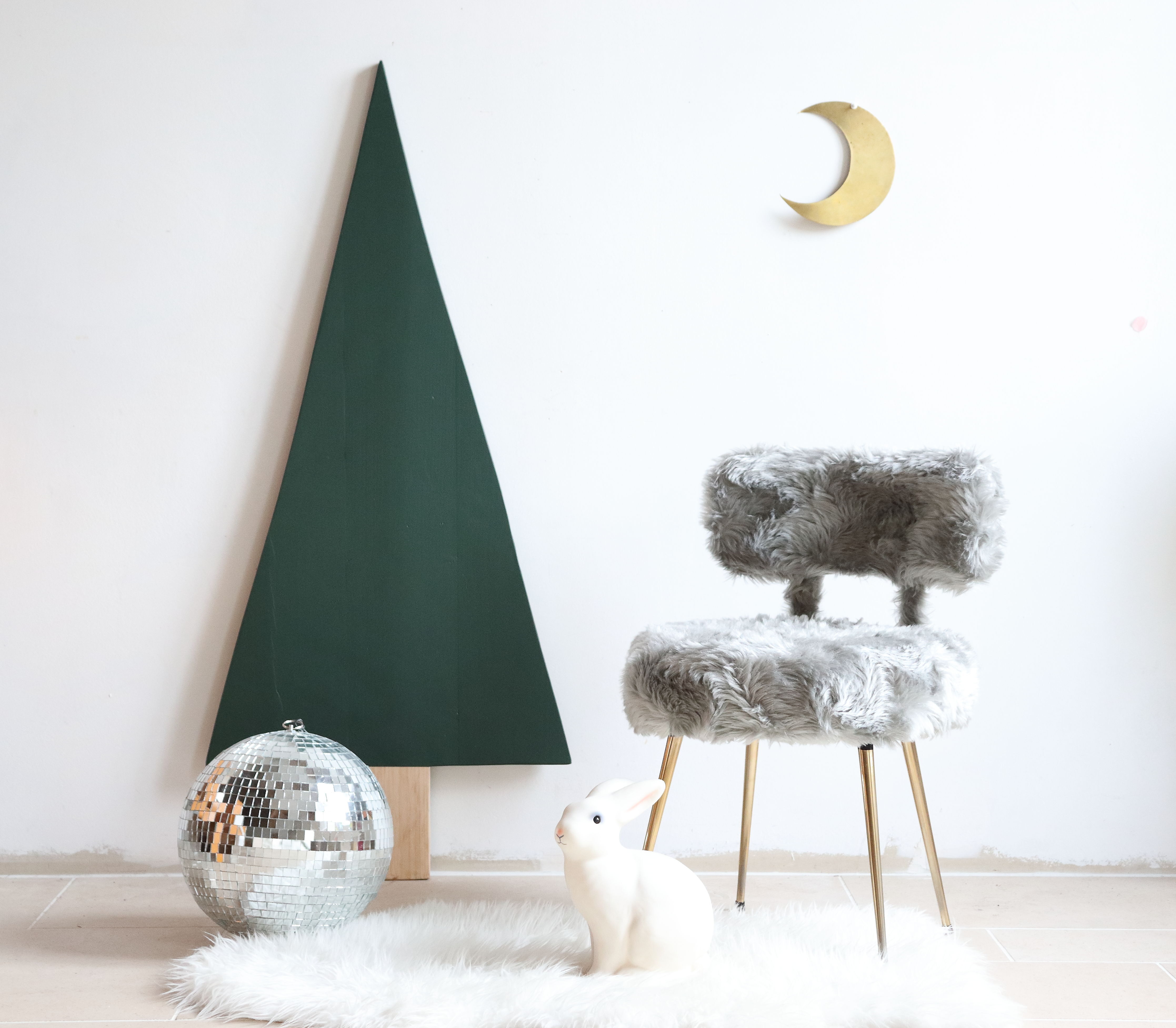Pelfran mouldy chair in faux grey fur