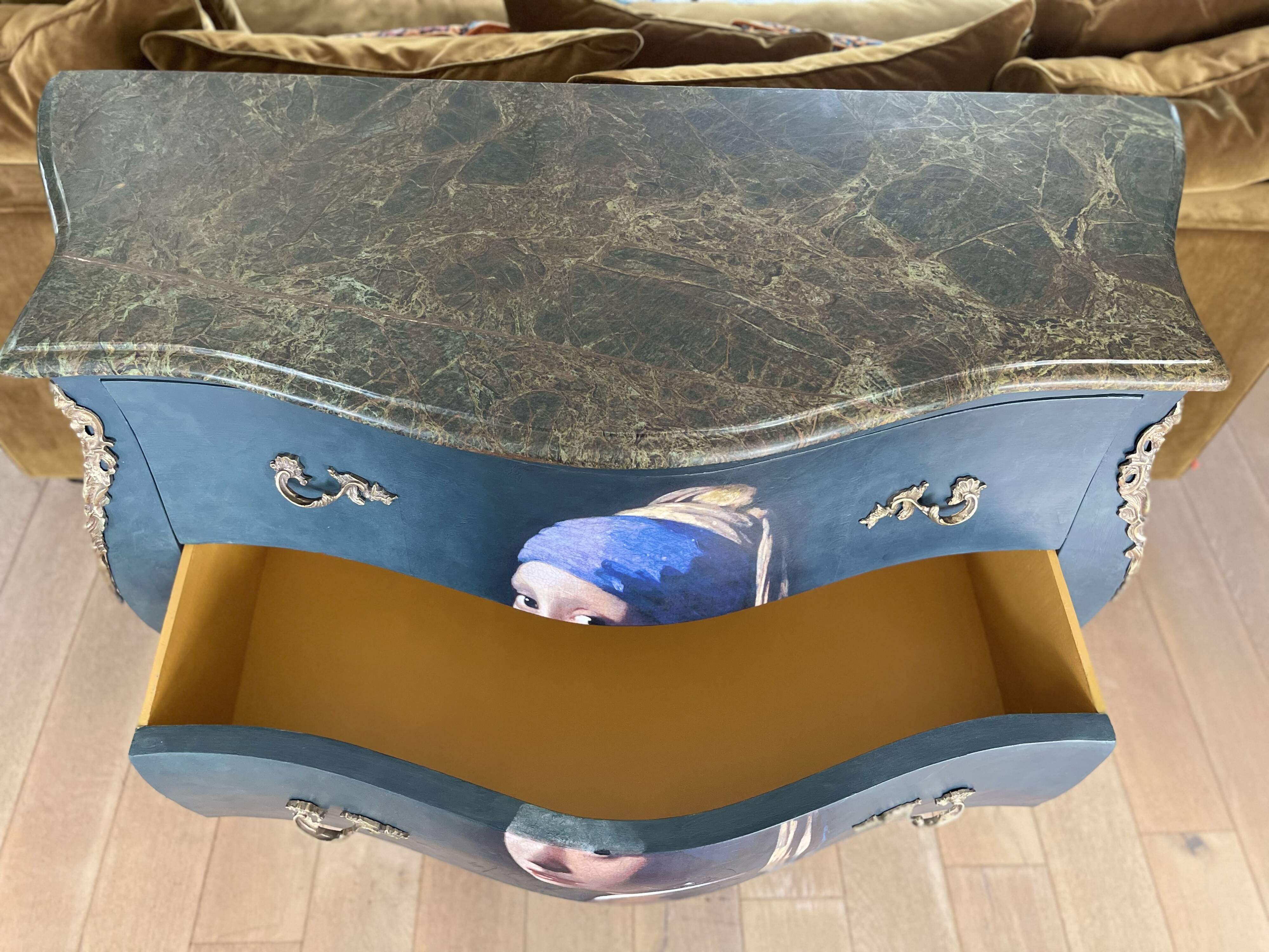 Commode patinée galbée de style Louis XV