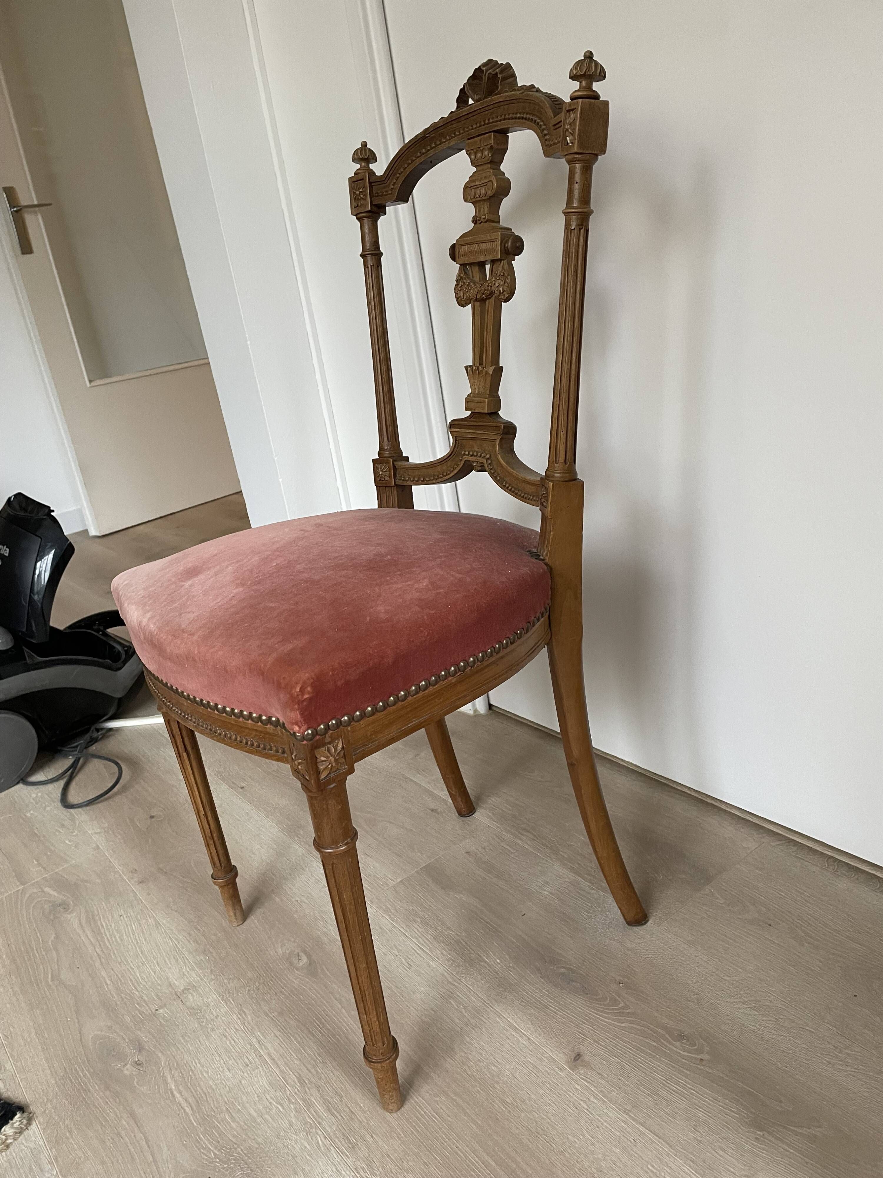 Elegant Louis XVI style chair in carved wood and antique velvet