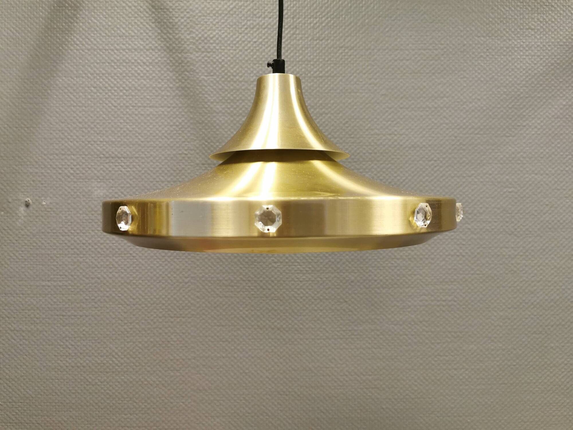 Danish Hanging lamp from the 80s in gold-coloured aluminium with hard-pressed plastic bottom grid an