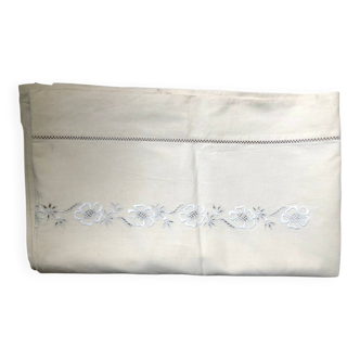 drap ancien brodé motif fleurs
