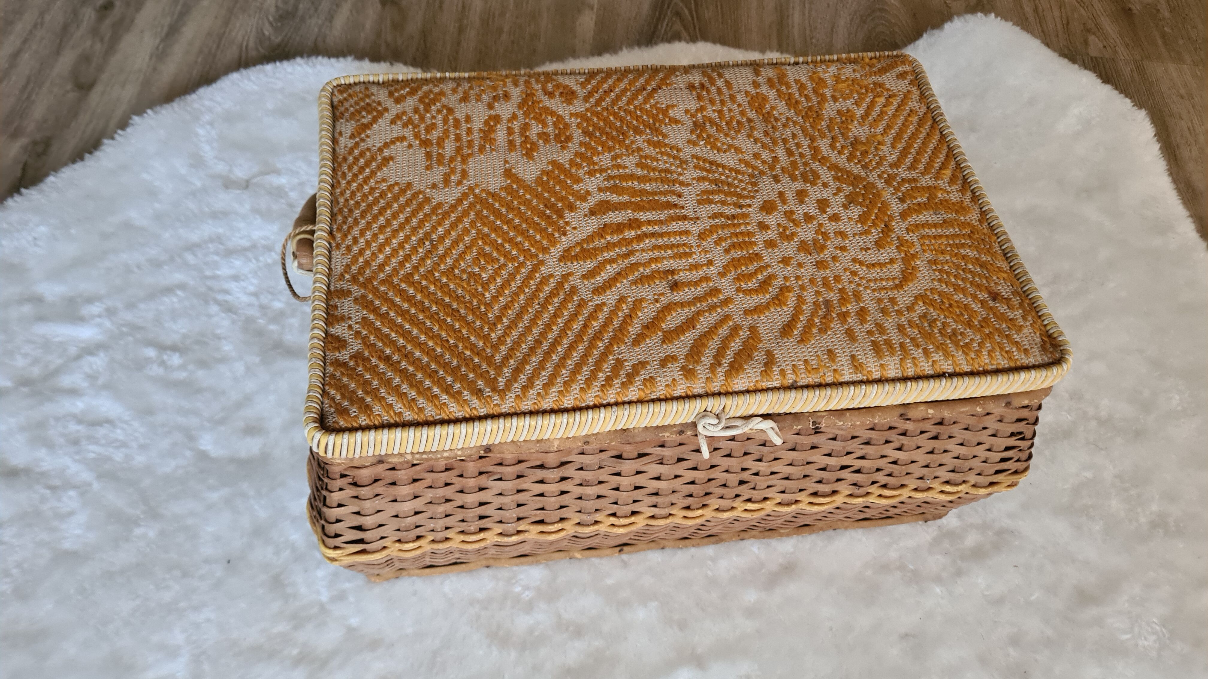 Old Wicker sewing box and scoubidou, vintage