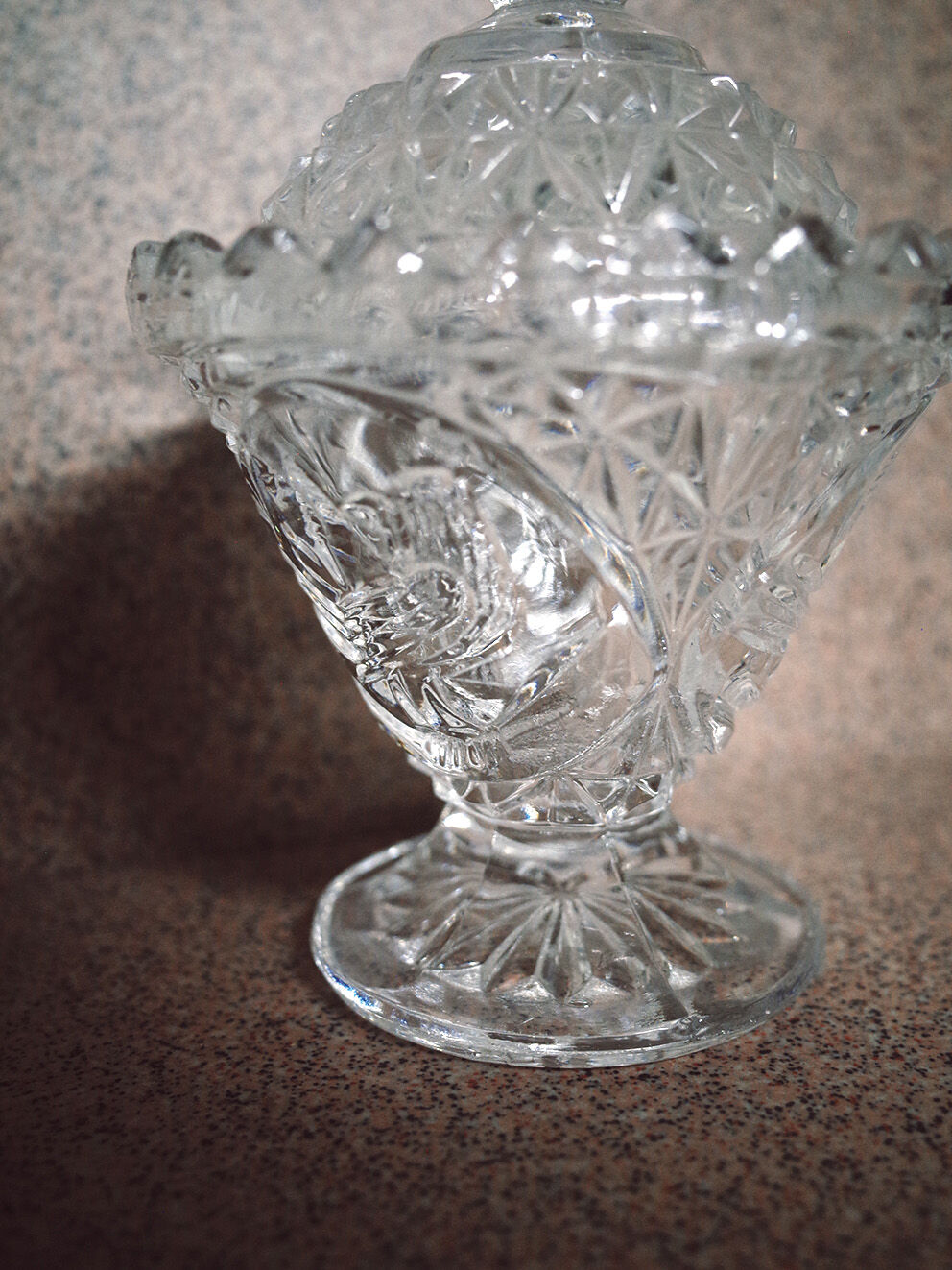 Baguier / Small chissed crystal box