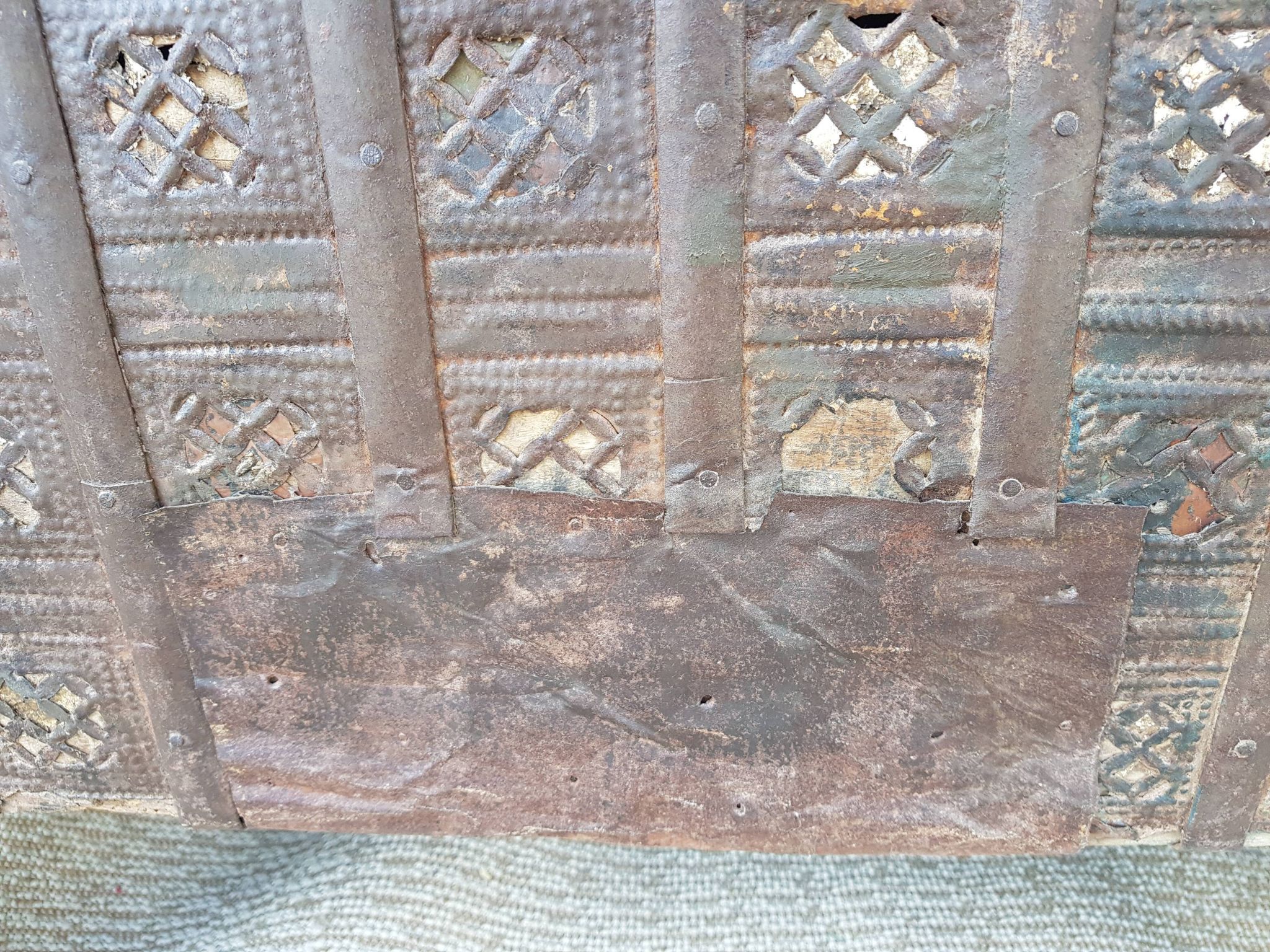 Coffre ancien indien vintage  sur roues en bois début 20eme s