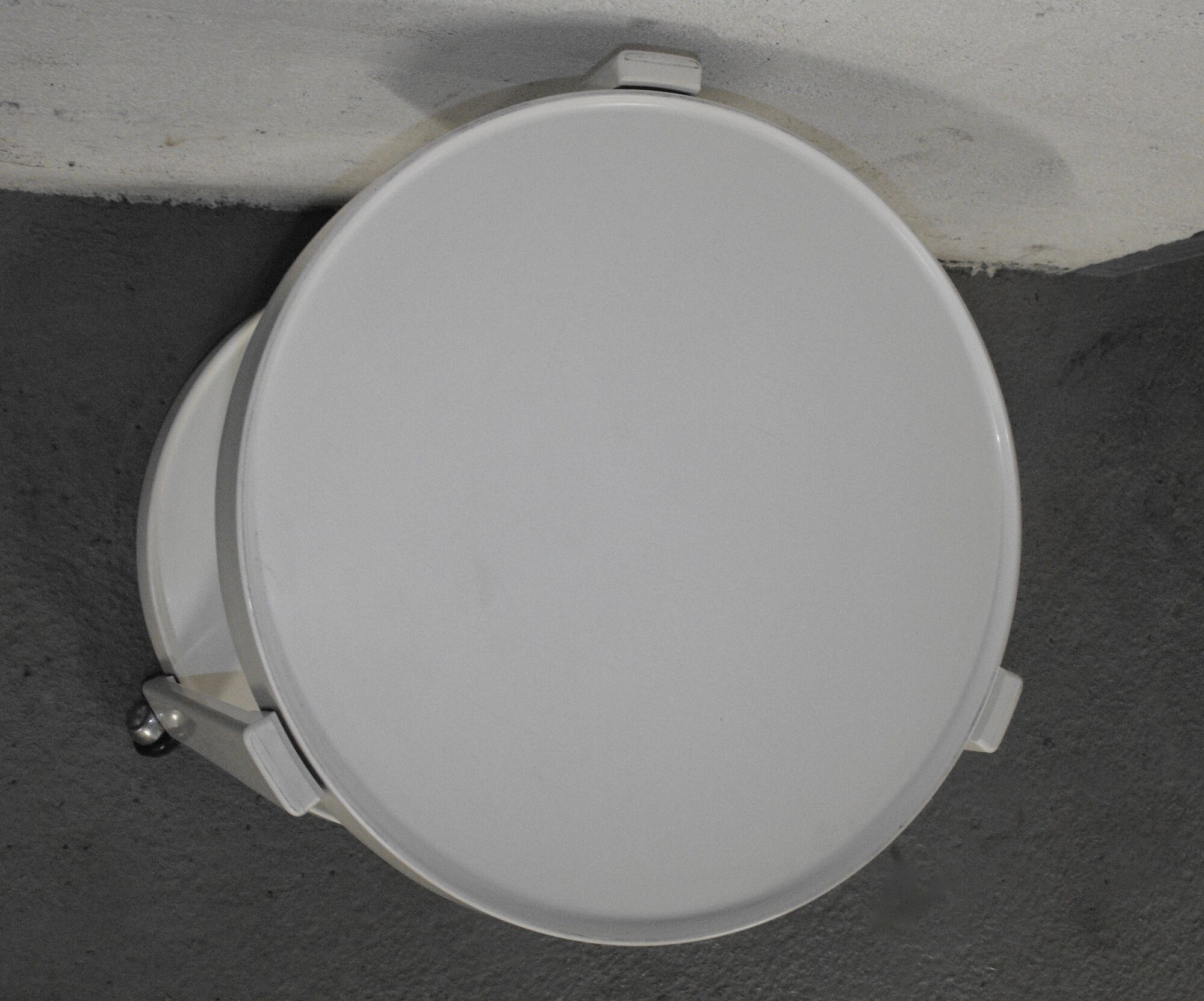 Rolling serving table 60