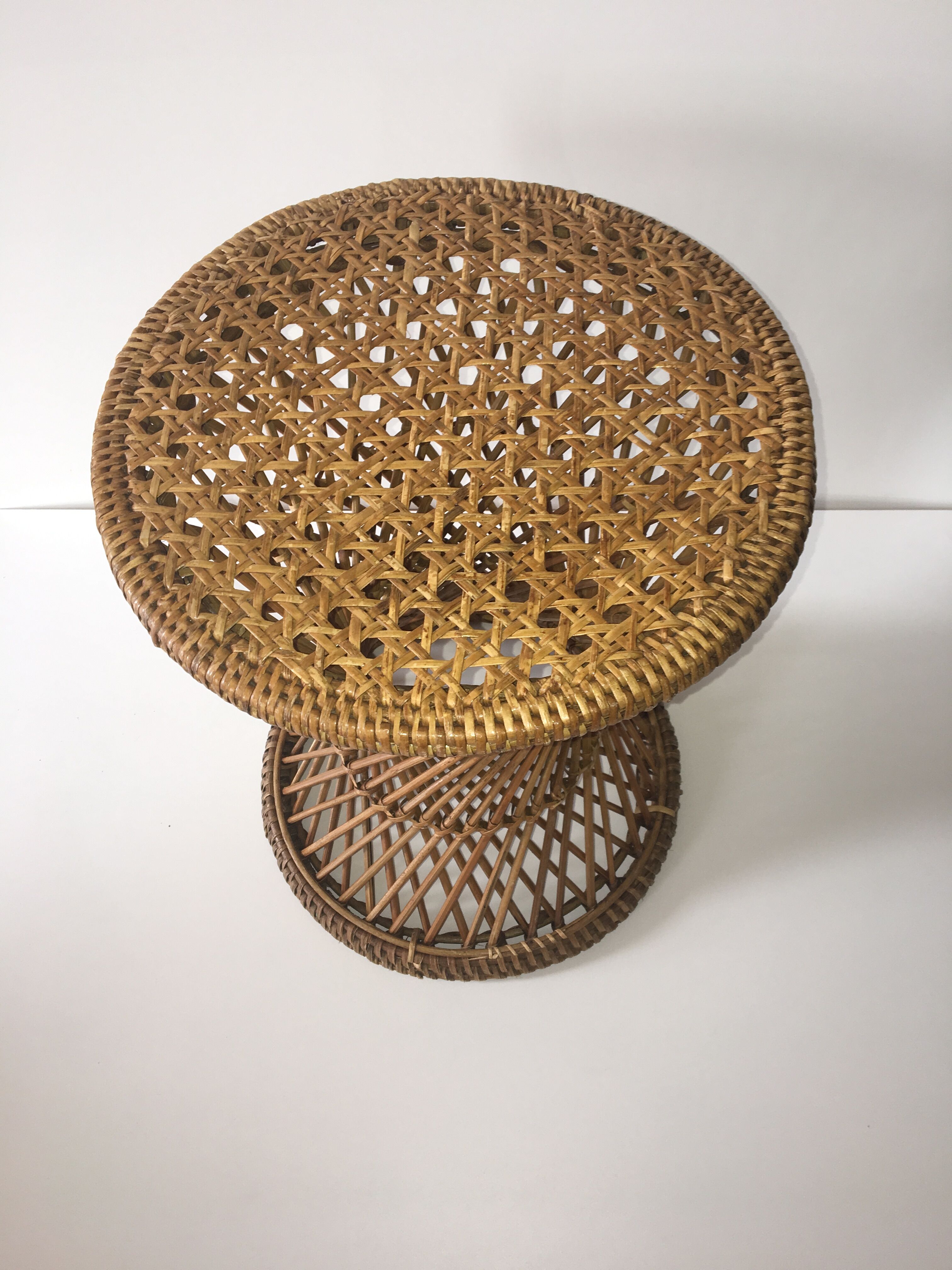 Tabouret en rotin et osier de forme diabolo