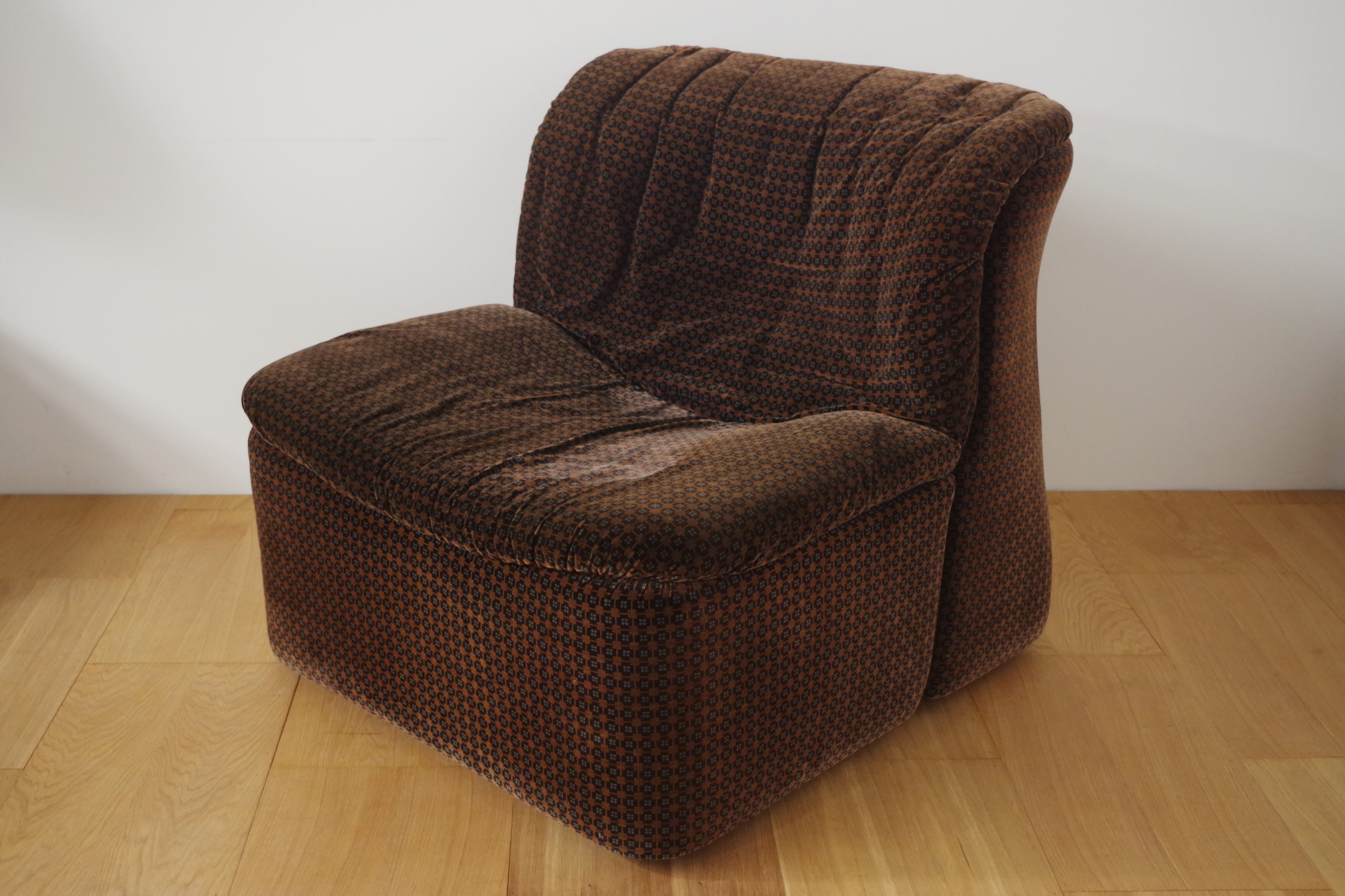 Armchairs Emmetre with Table by Guido Fareschini for Mariani, 1970s, Set of 4