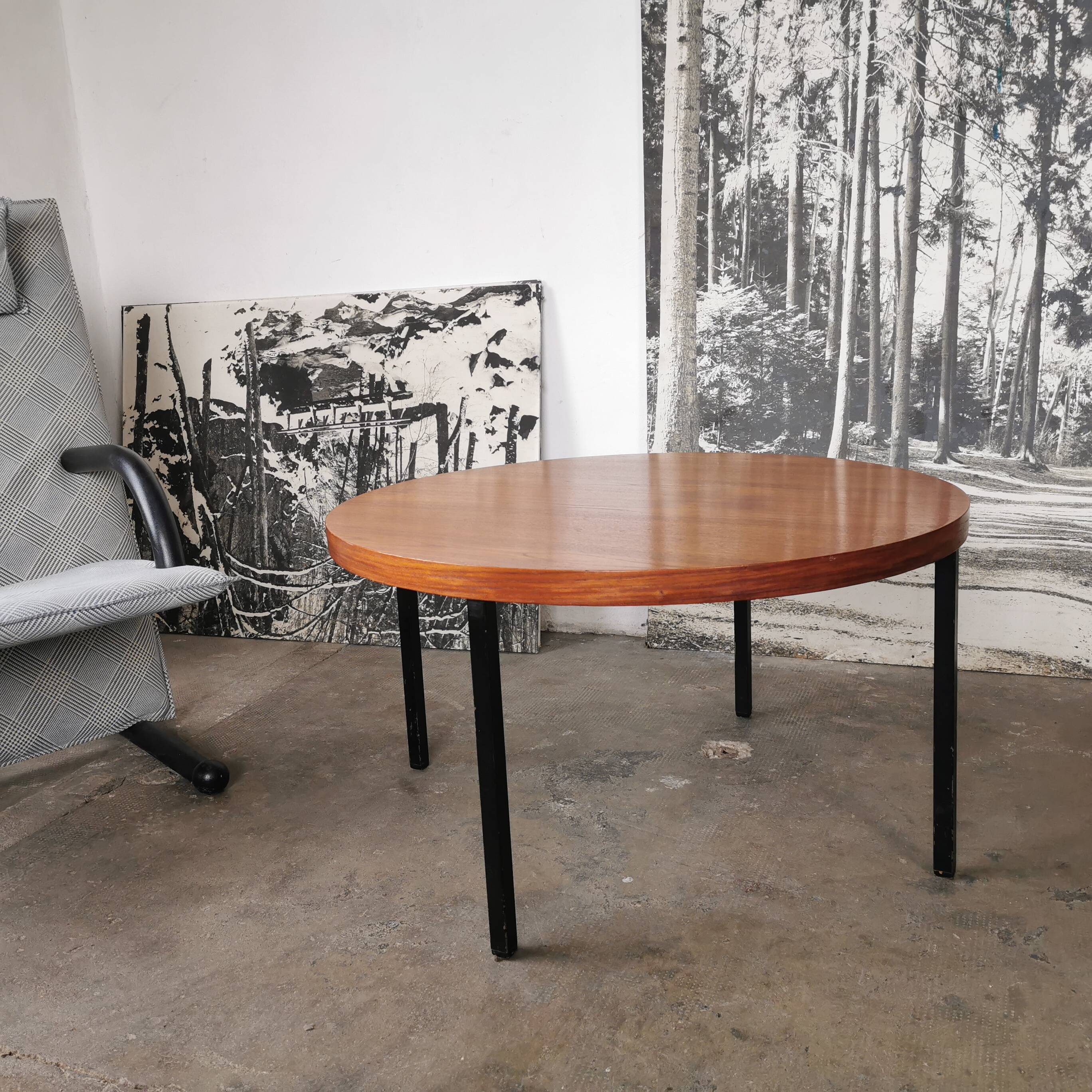 Round coffee table in walnut veneer and metal