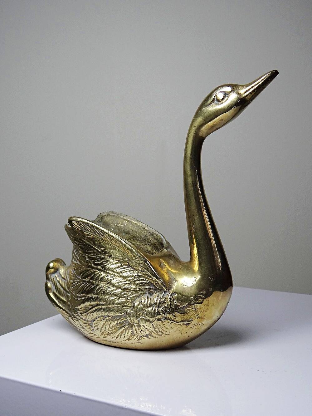 Vintage swan cache-pot/trinket dish in moulded gold-plated brass from the 1970s-80s.