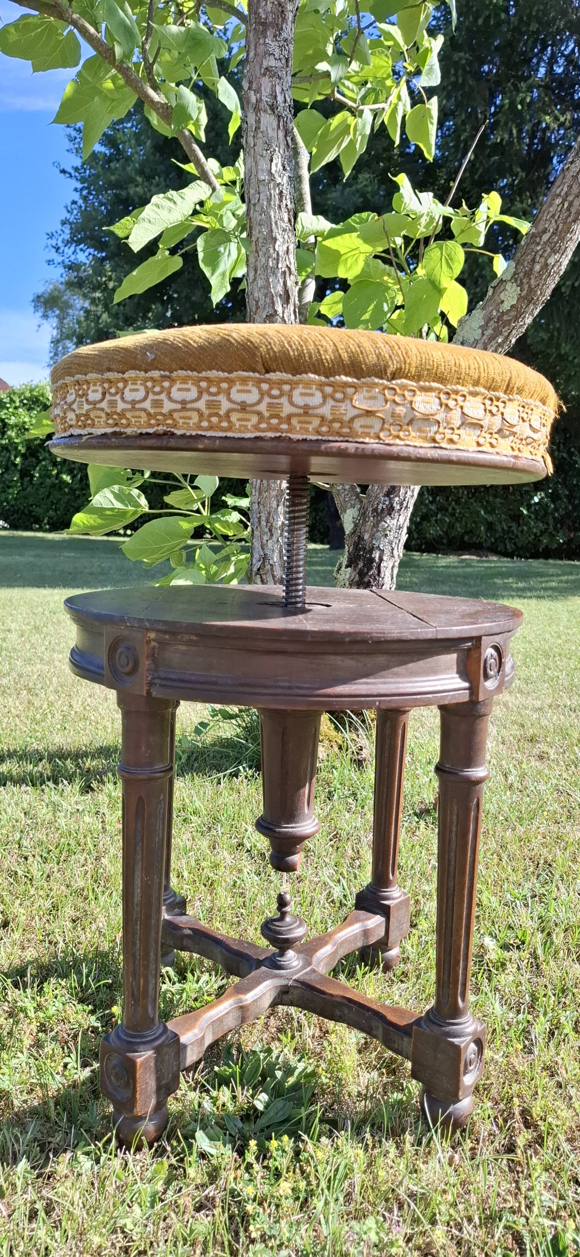 Adjustable piano stool