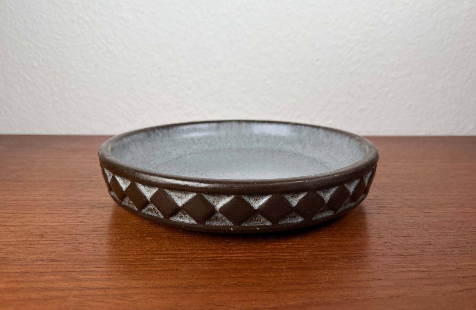 Bowl in modern Danish studio pottery from the mid-century by Frank Keramik, 1960s.