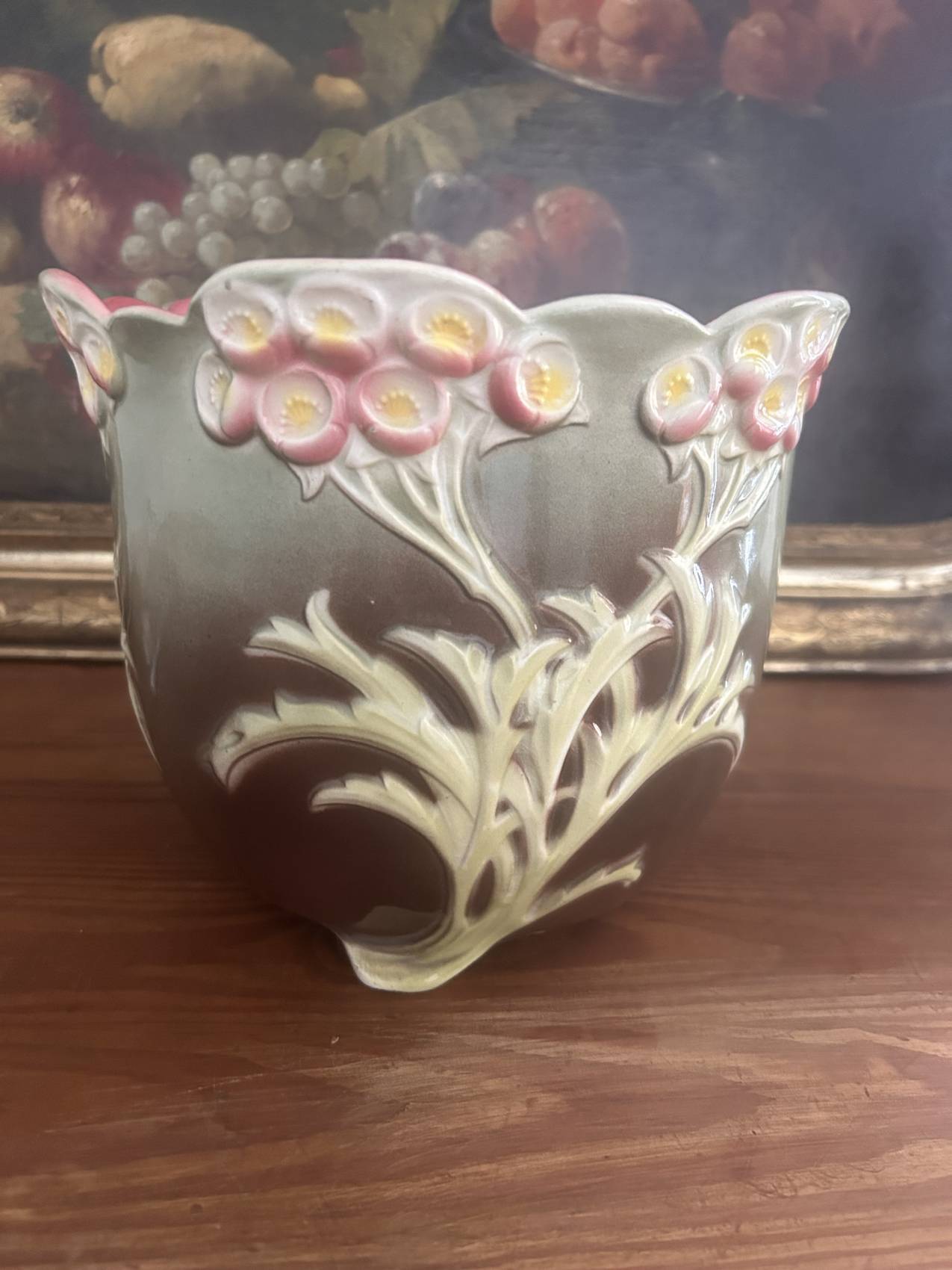 Antique cache-pot from the 1900s in majolica with a raised floral decoration in pink, very decorative.