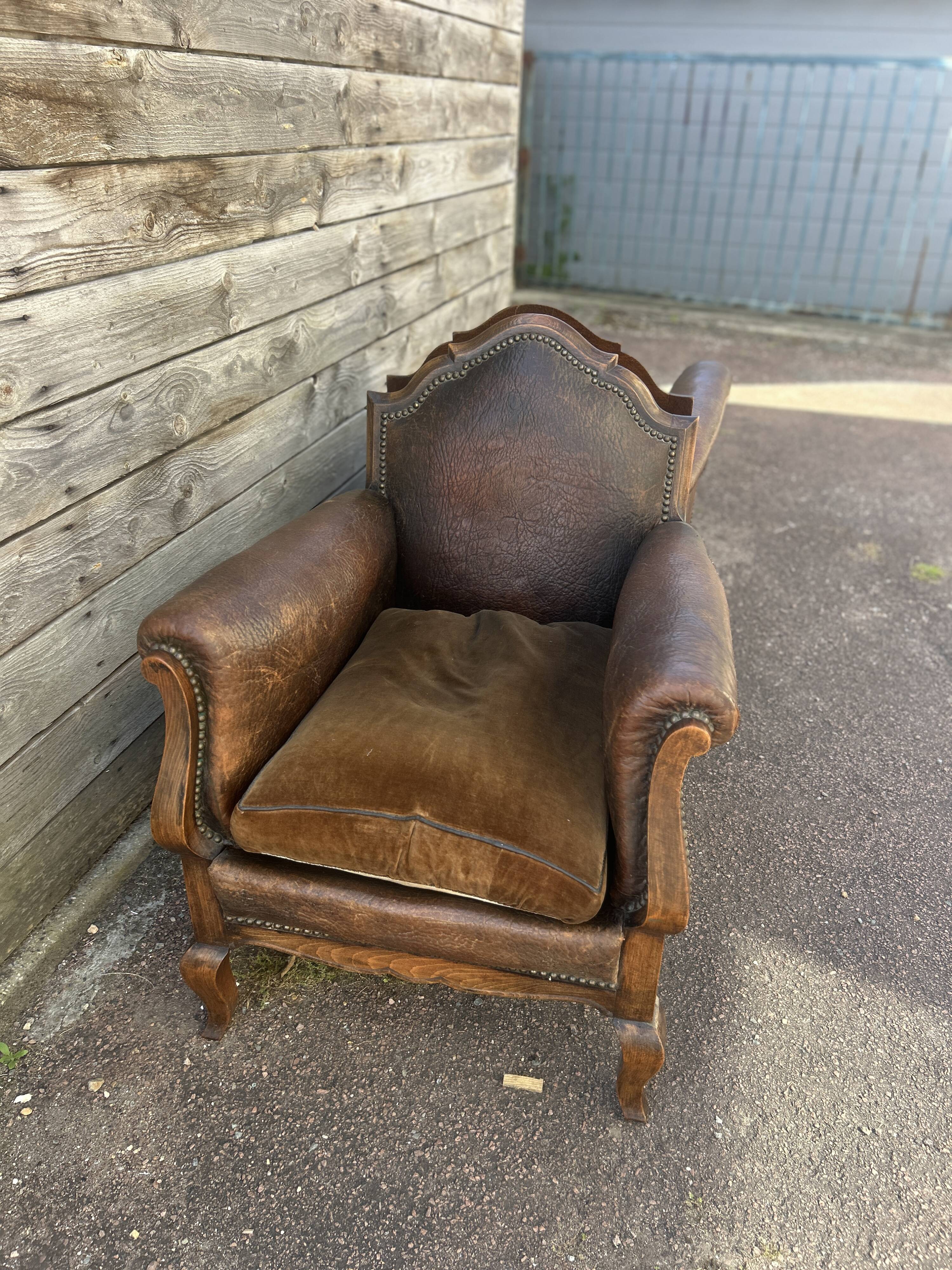 Pair of club armchairs in wood and leather, early 20th century.