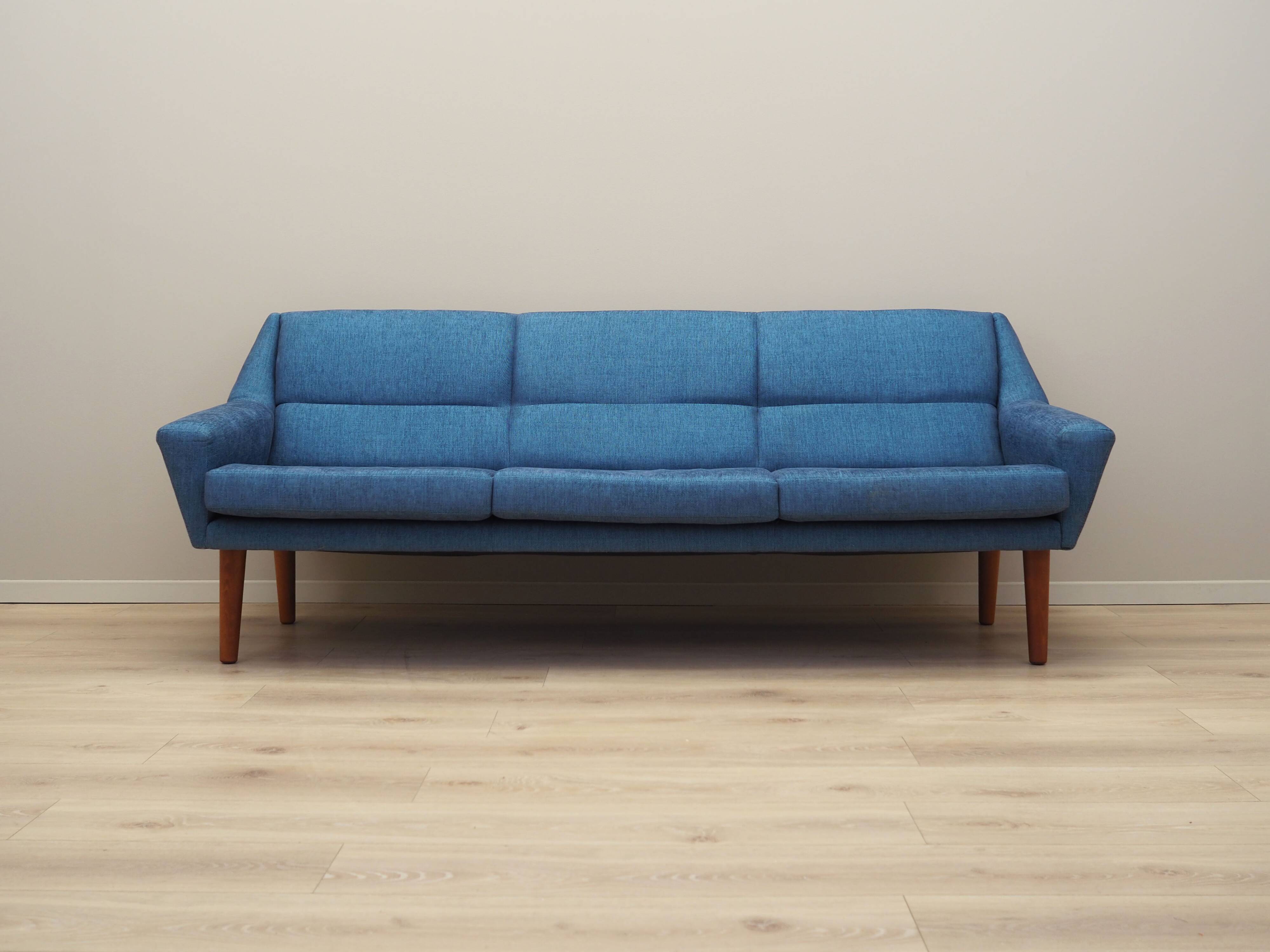 Canapé bleu, design danois, années 1990, production : Danemark
