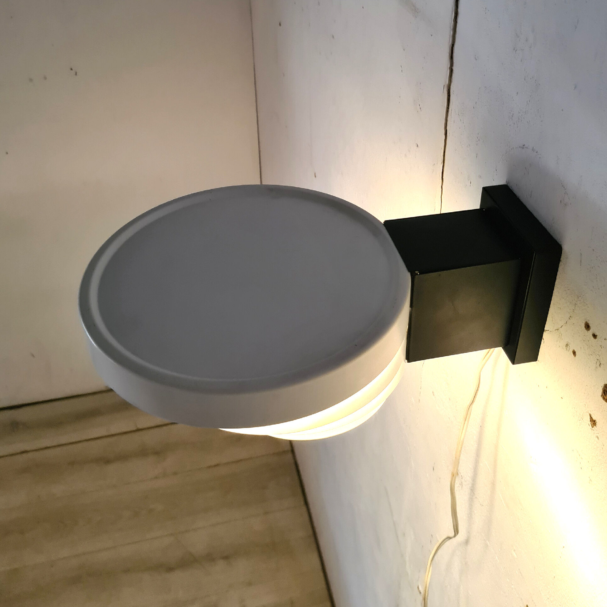 Minimalist wall lamp by Raak, Netherlands 1950s