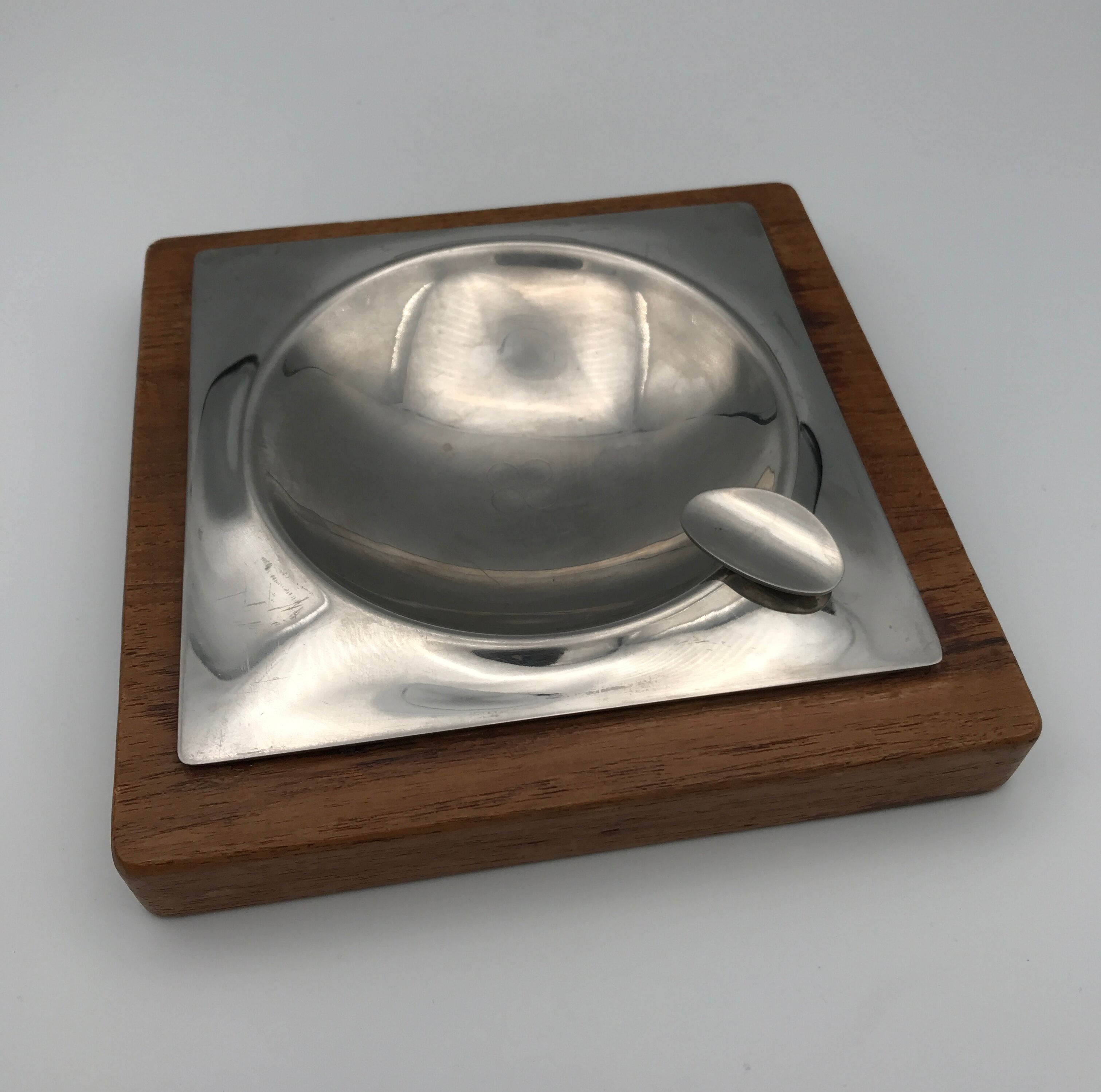 Cendrier design moderniste en bois et métal inox 16 x 16 cm