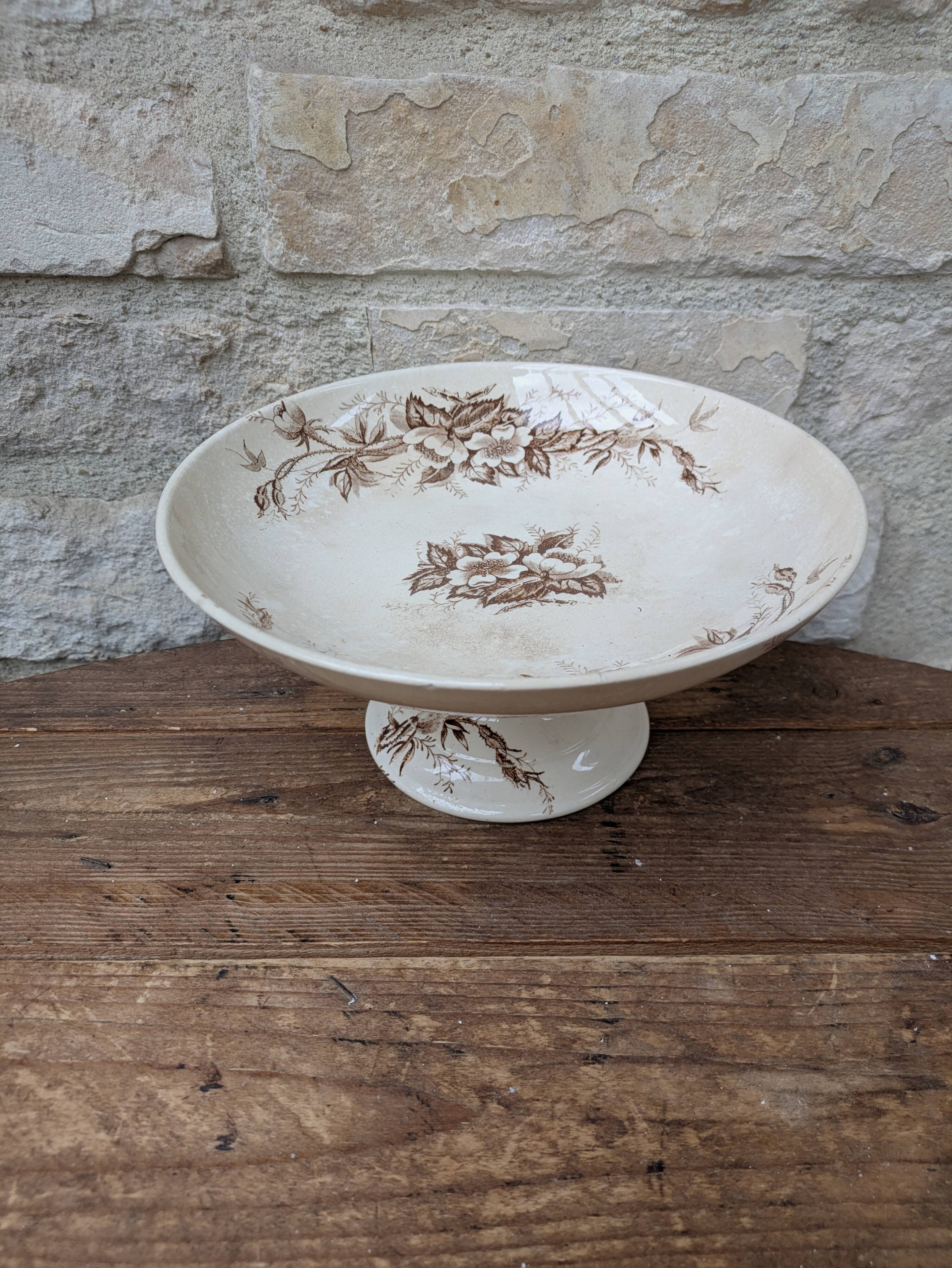 Flat serving compote dish in Terre de Fer HB & Cie with brown floral decoration.