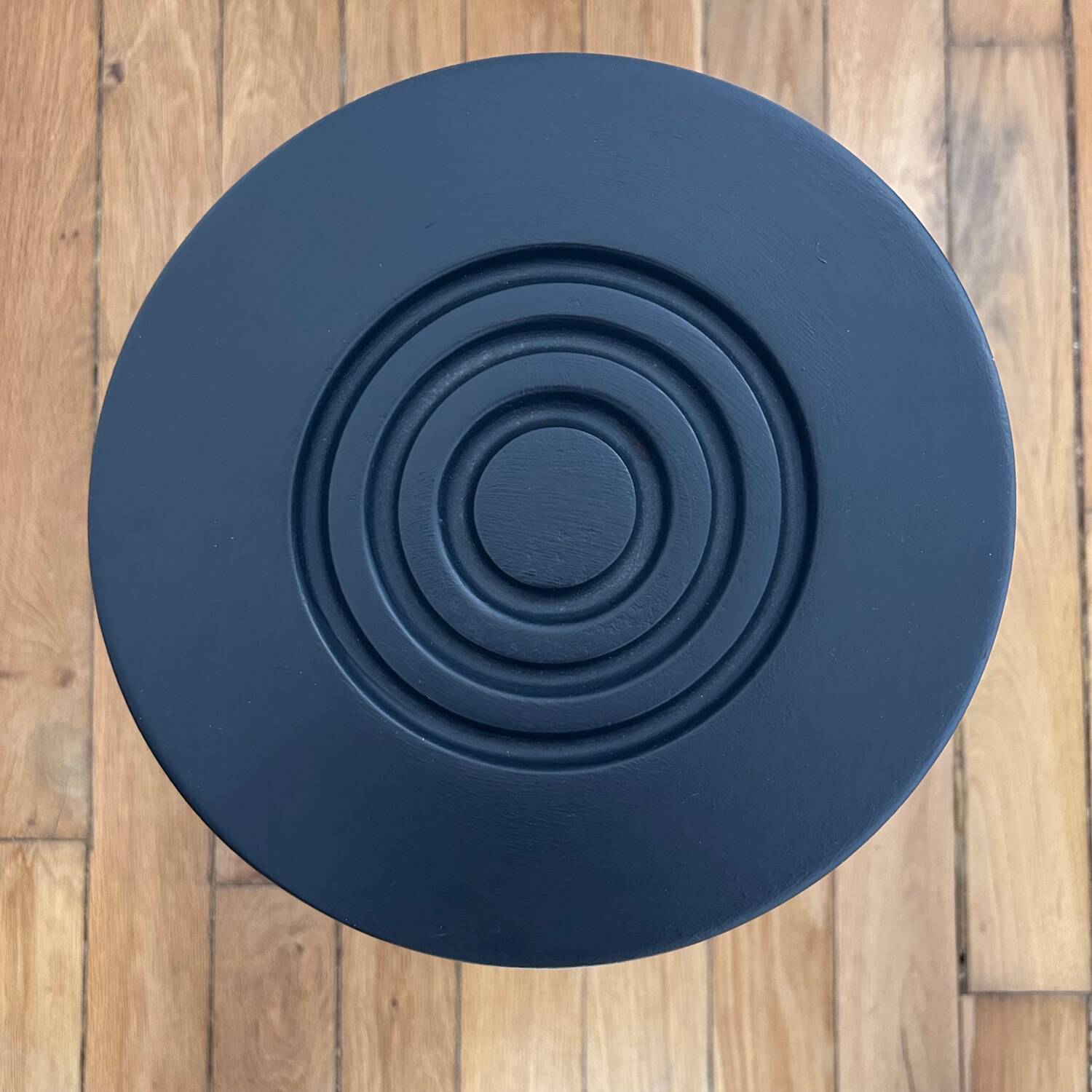 Tripod stool with bobbin legs