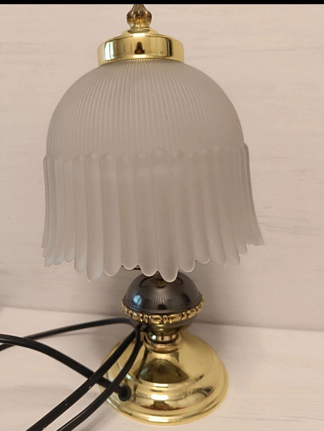 Vintage table lamp in brass and pleated opaline glass.