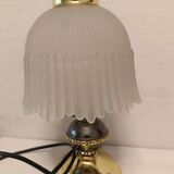 Vintage table lamp in brass and pleated opaline glass.