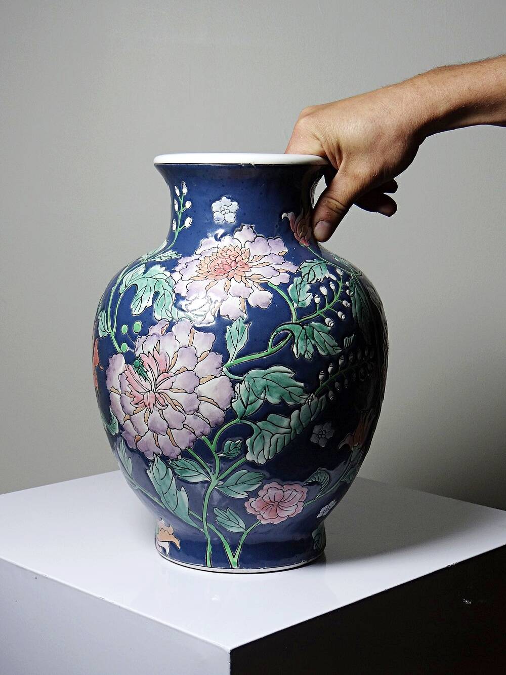 Large baluster vase in Chinese porcelain with vintage floral decoration from the 1970s-80s.