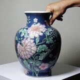 Large baluster vase in Chinese porcelain with vintage floral decoration from the 1970s-80s.