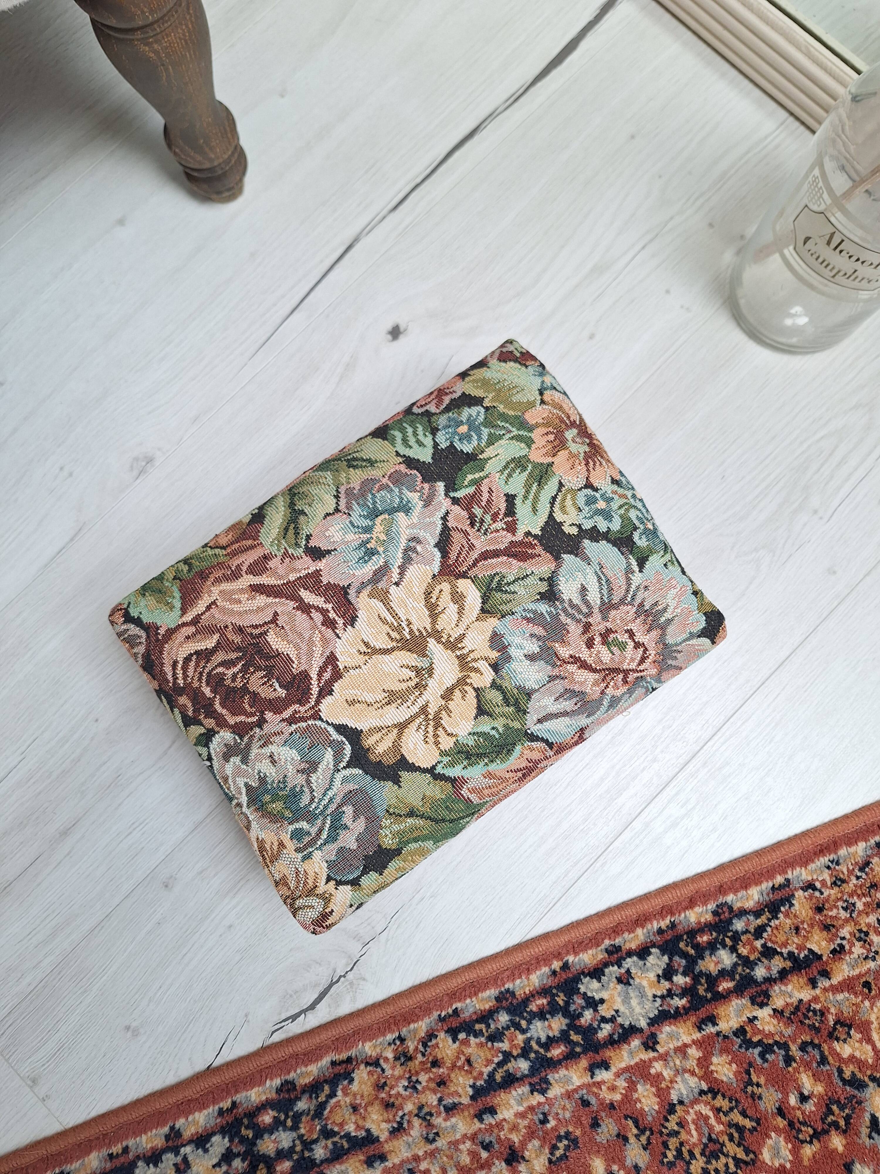 Repose-pieds en tapisserie florale
