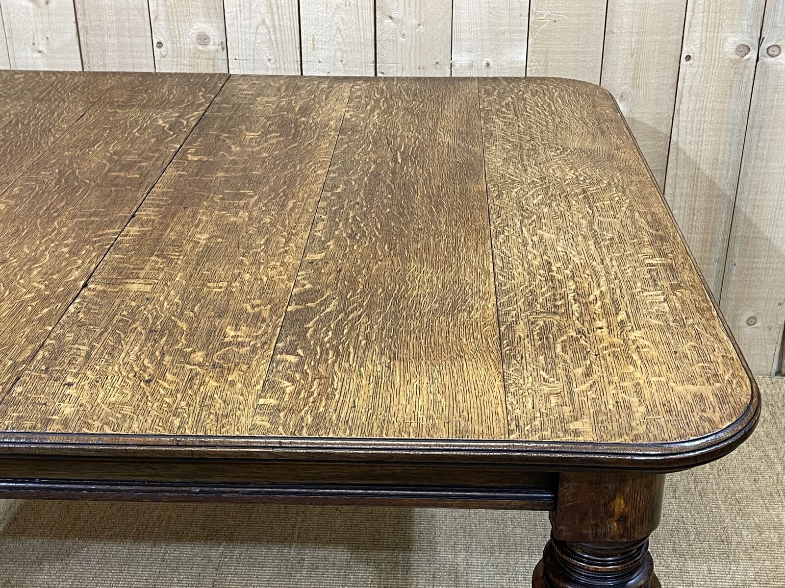 English nineteenth oak table with 1 crank extension
