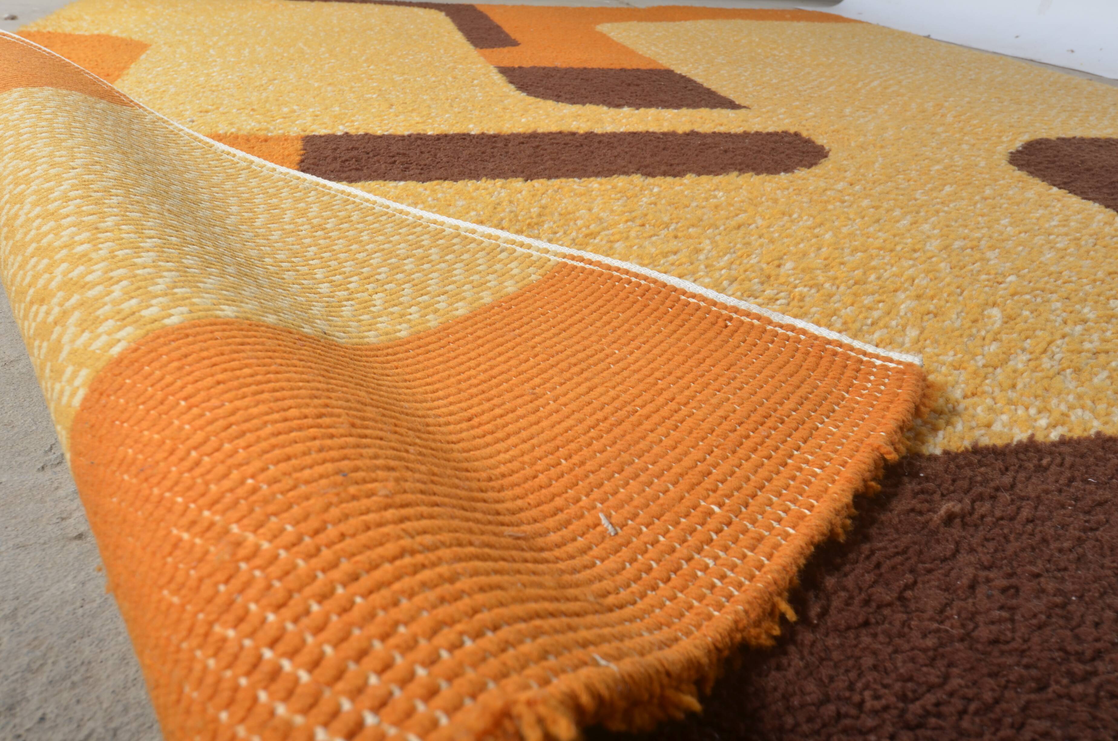 Vintage space age rug 1970