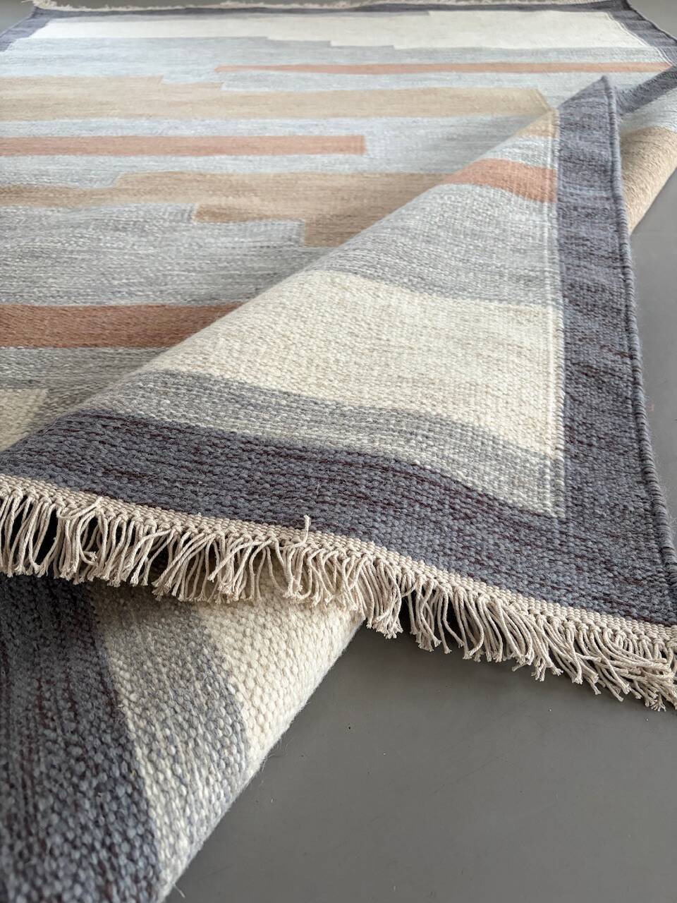 Handwoven wool rollakan rug design 'Wadden' reversible