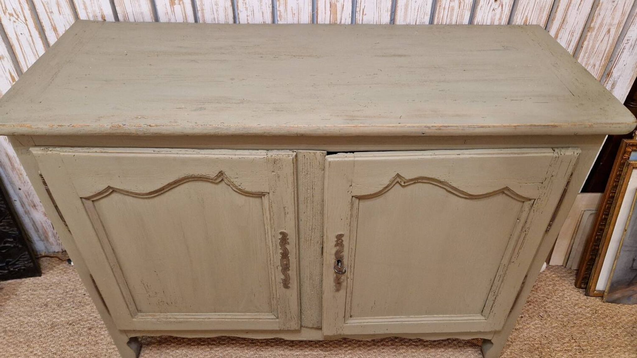 Buffet Louis XV patiné vert méridionale