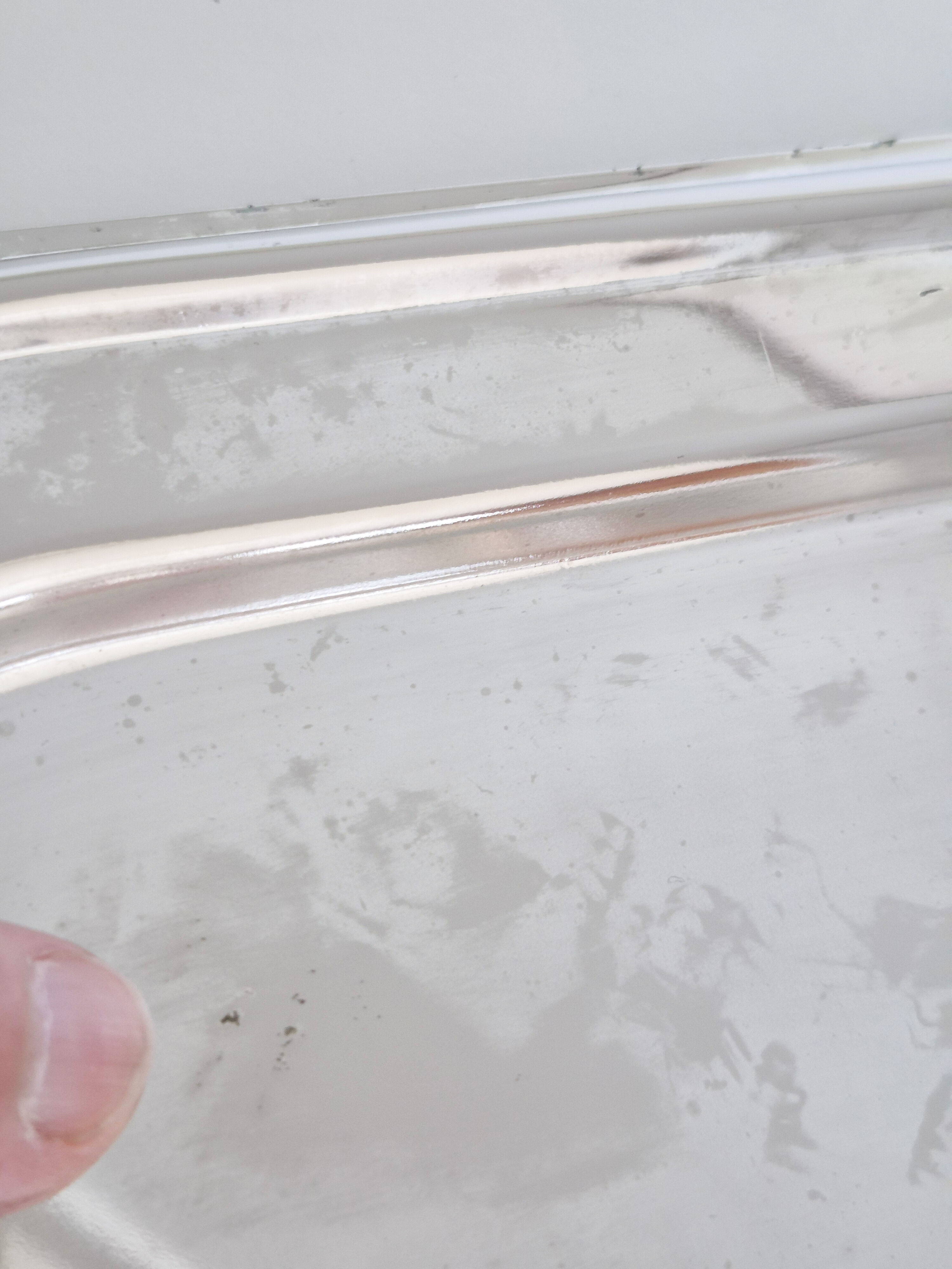 Serving dish for foie gras in silver-plated metal.