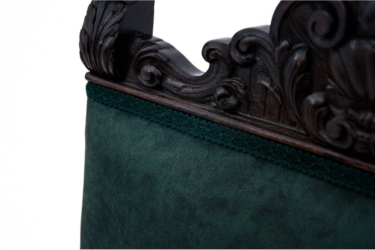 Une paire de chaises anciennes sur pattes de lion, Europe occidentale, vers 1920.