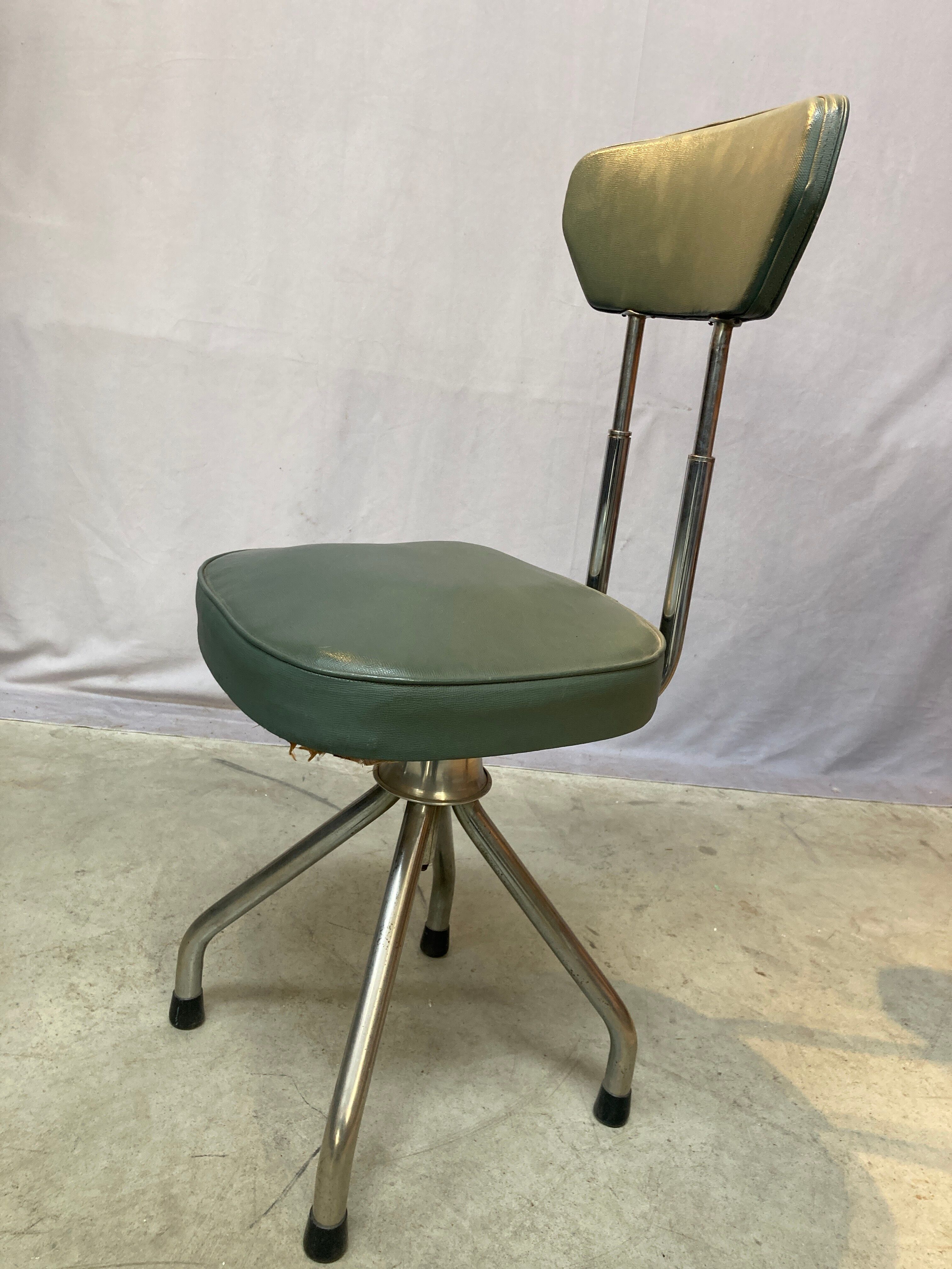 Vintage rotating office chair