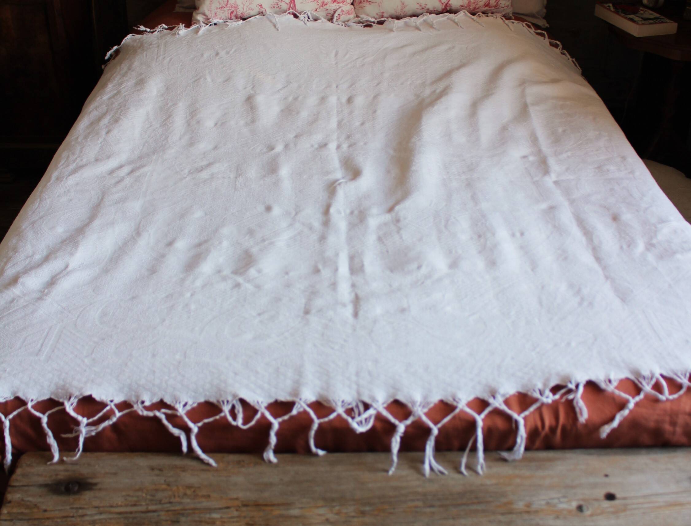 Plaid ancien blanc franges broderies ajourées