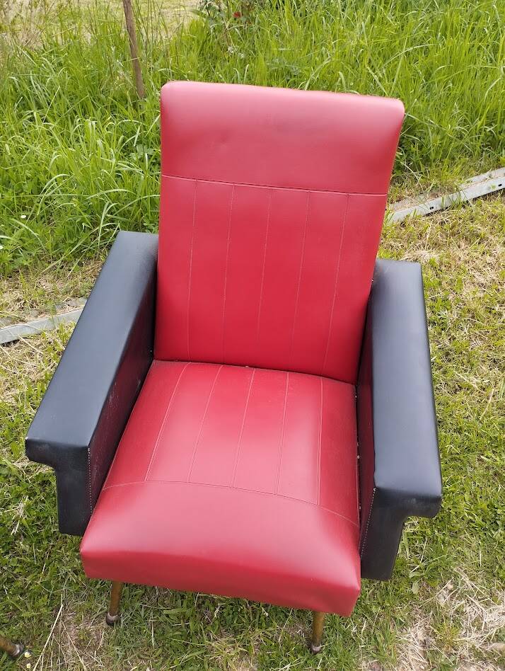 Pair of vintage 60s armchairs – Red and black faux leather