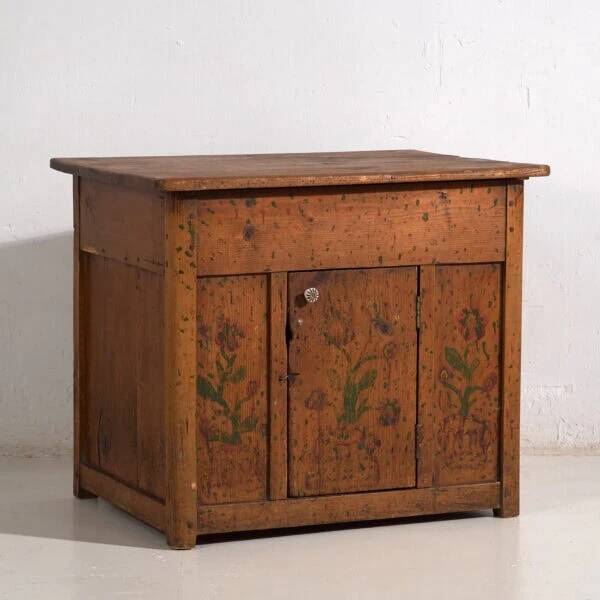 Meuble de cuisine ancien avec détails floraux (c.1920)