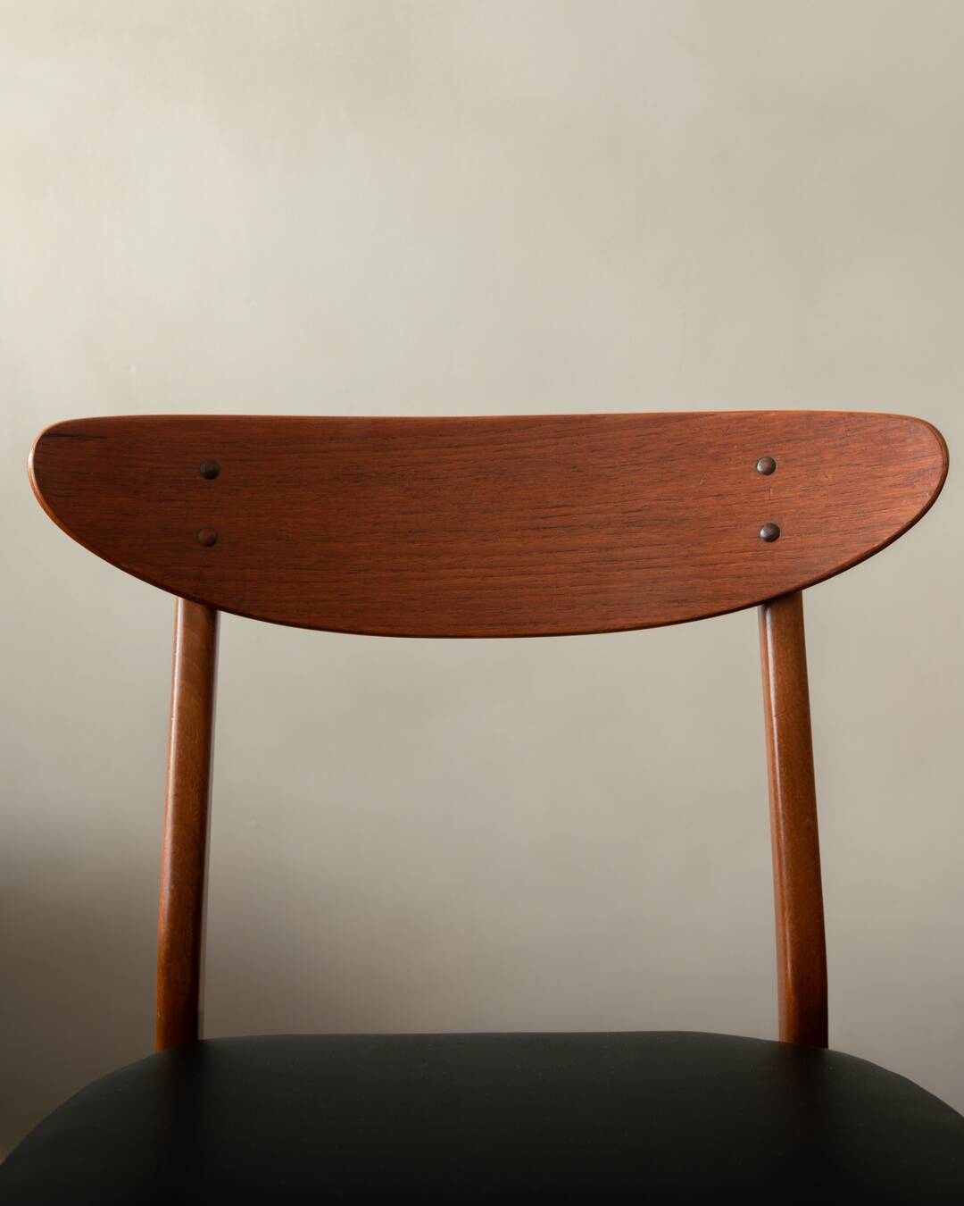 Ensemble de 6 chaises de salle à manger danoises des années 50 · Teck et Skai noir