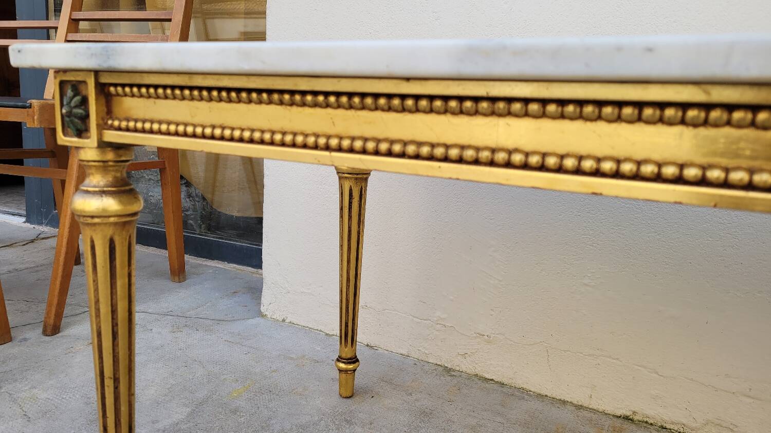 Table basse style Louis XVI en marbre et bois doré