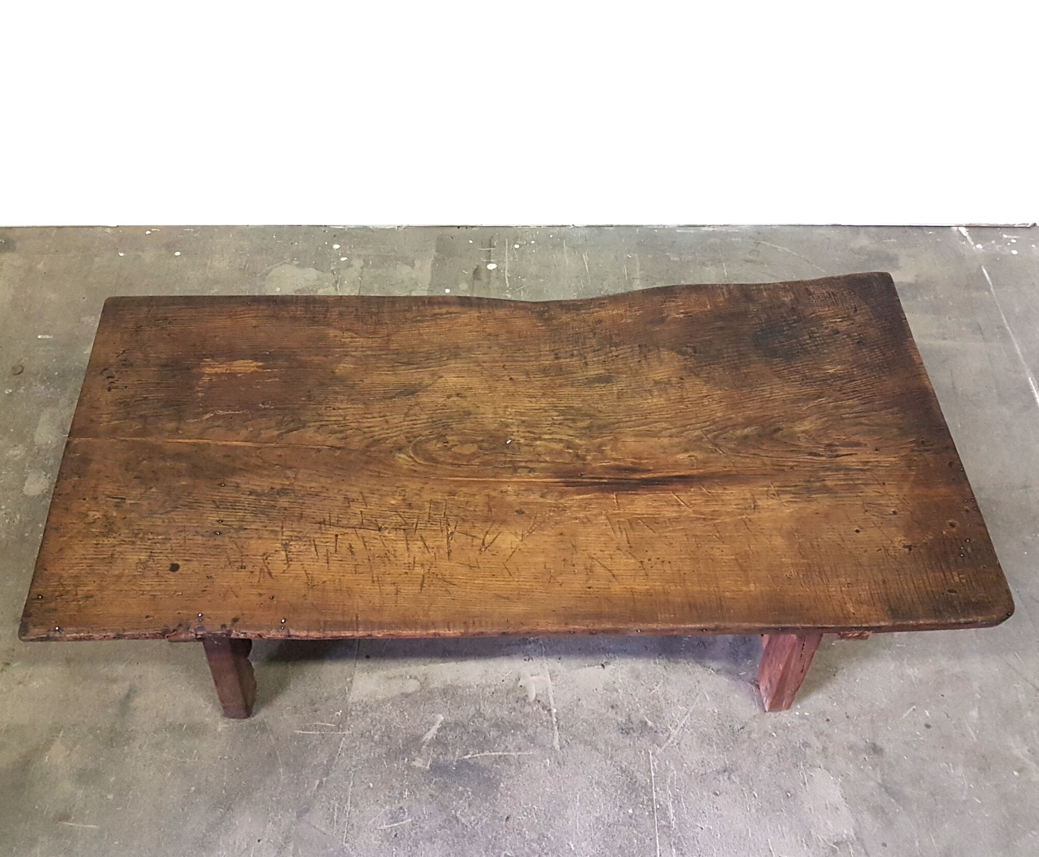 Table basse en noyer et fer forgé du XVIIIe siècle