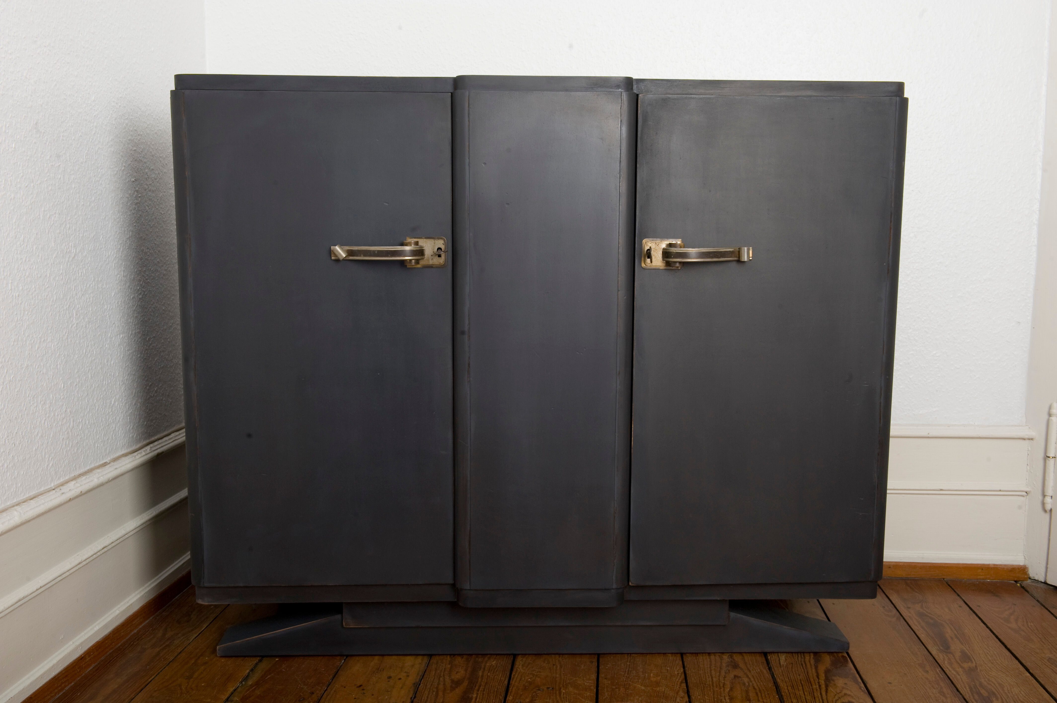 Commode bahut peinte et patinée couleur carbone