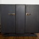 Commode bahut peinte et patinée couleur carbone